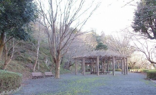 近くの本城山公園まで700m（徒歩9分）