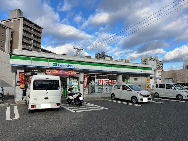 近くのファミリーマートまで300m(徒歩4分)