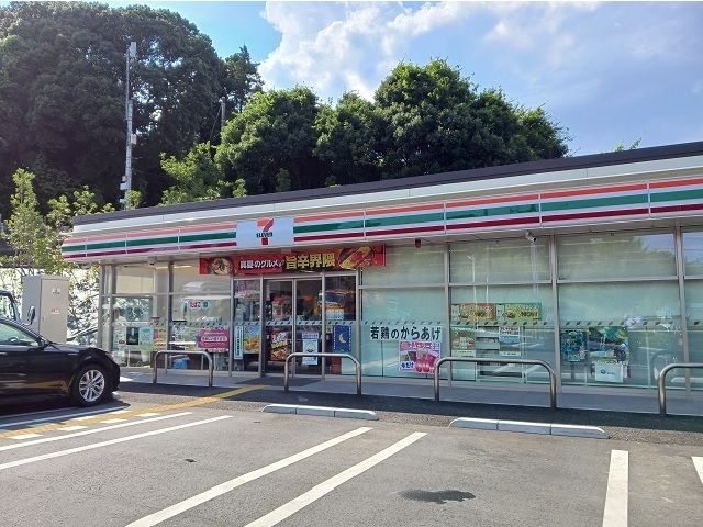 近くのファミリーマートまで650m(徒歩9分)