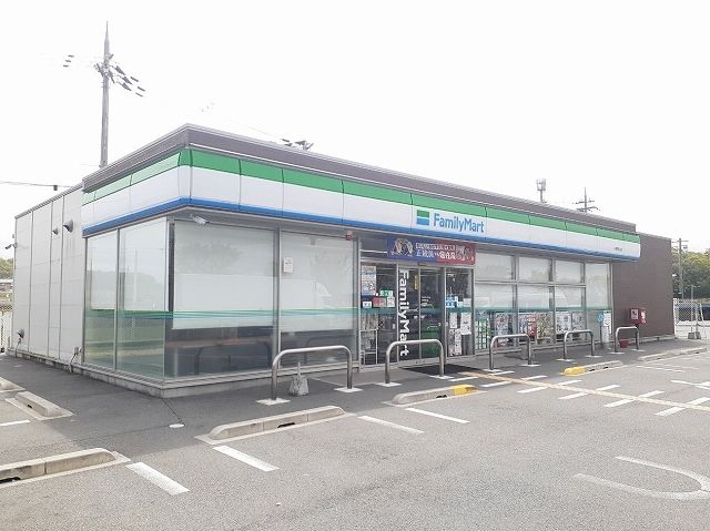 近くのファミリーマート小野黒川店まで450m（徒歩6分）