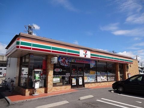 近くのセブンイレブン日出山１丁目店まで650m（徒歩9分）