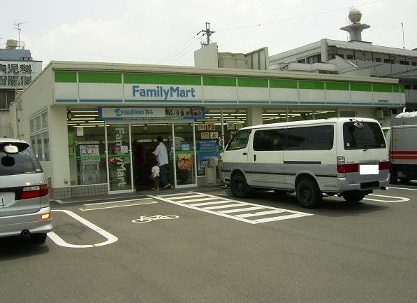 近くのファミリーマートまで180m(徒歩3分)