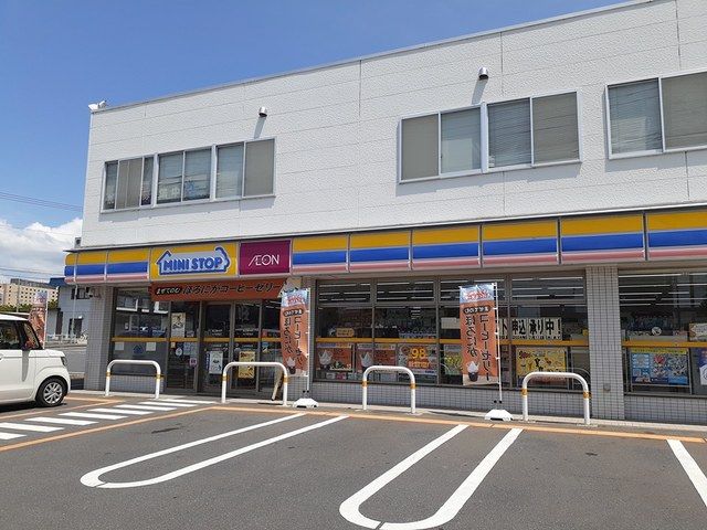 近くのコンビニまで550m（徒歩7分）