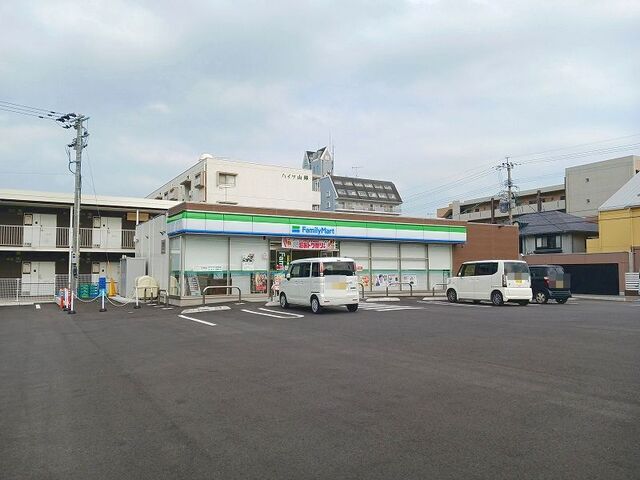 近くのファミリーマートまで70m(徒歩1分)