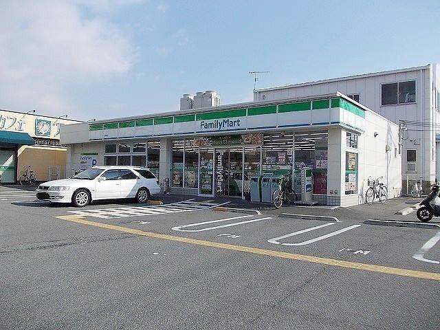 近くのファミリーマート高津橋店まで450m（徒歩6分）