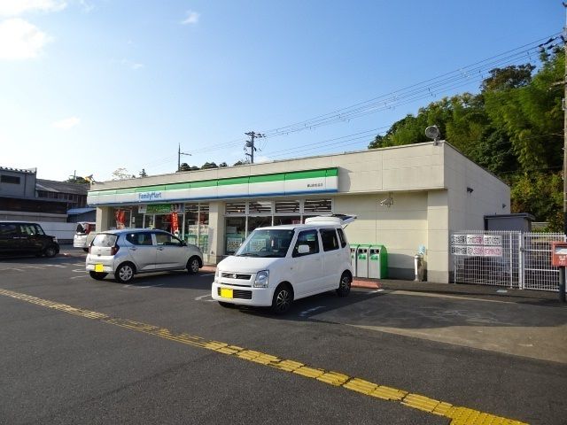 近くのファミリーマート峰山杉谷店まで950m（徒歩12分）