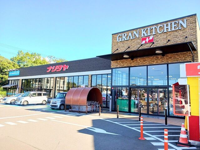 近くのナリタヤ布佐店まで600m(徒歩8分)