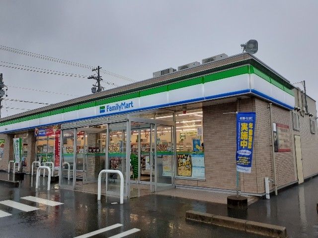 近くのファミリーマート磐田西貝塚南店まで200m（徒歩3分）