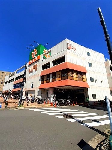 近くのライフ千川駅前店まで629m(徒歩8分)