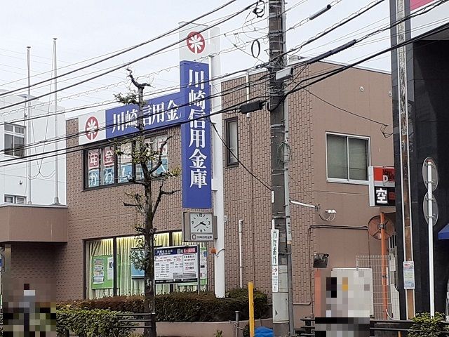 近くの銀行まで550m（徒歩7分）