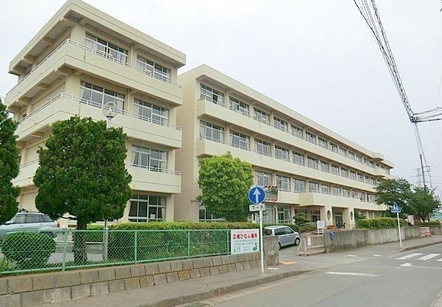 近くの小学校まで1,300m（徒歩17分）