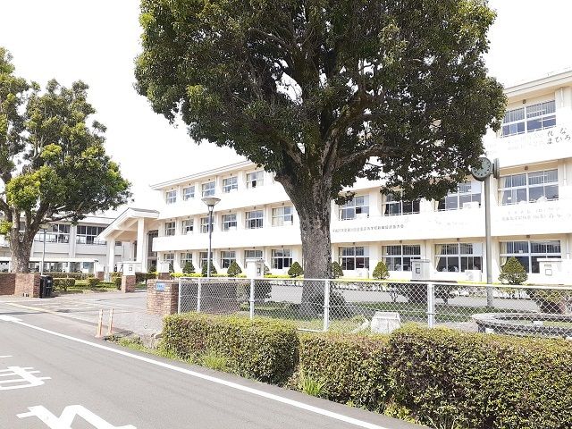 近くの宮崎県立小林秀峰高等学校まで450m（徒歩6分）