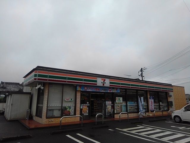 近くのセブンイレブン 真方店まで450m（徒歩6分）