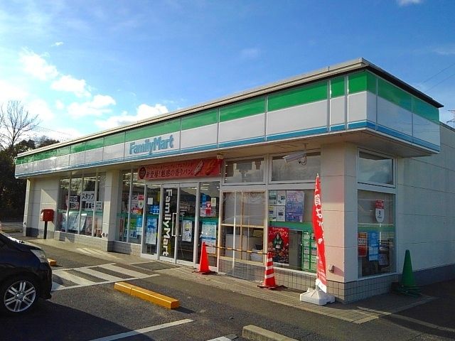 近くのファミリーマート里庄浜中店まで445m（徒歩6分）