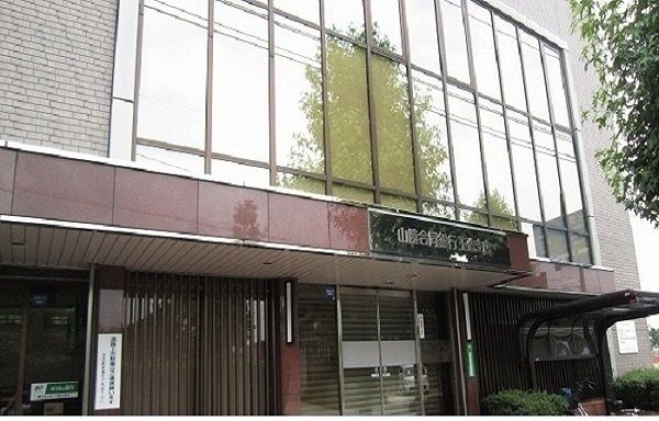 近くの銀行まで2,400m（徒歩30分）