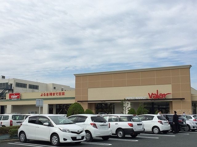 近くのバロー高塚店まで800m（徒歩10分）