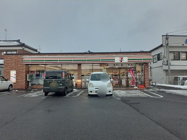 近くのコンビニまで600m（徒歩8分）