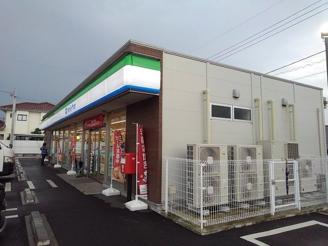 近くのファミリーマート富士今泉店まで700m（徒歩9分）