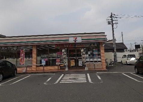 近くのセブンイレブン伊勢崎平和町店まで290m(徒歩4分)
