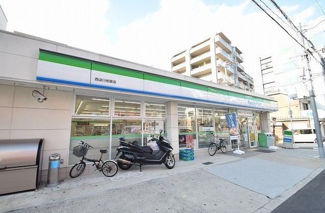 近くのファミリーマートまで220m（徒歩3分）
