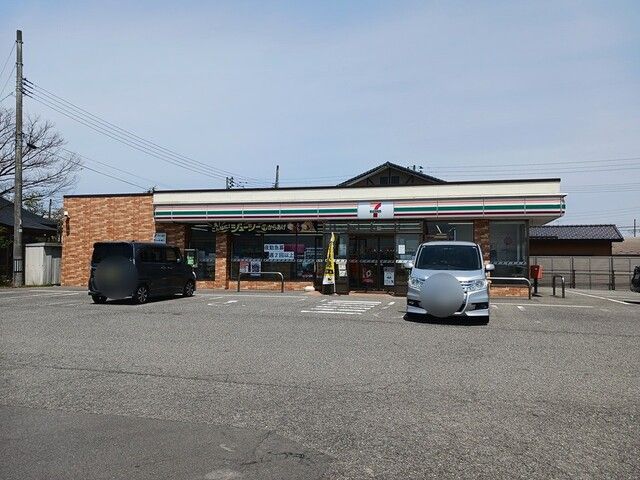 近くのコンビニまで850m（徒歩11分）