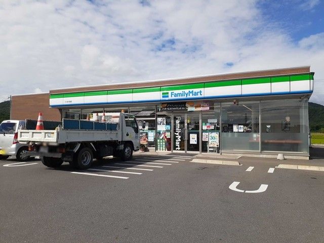 近くのファミリーマート つくば小田店まで800m（徒歩10分）