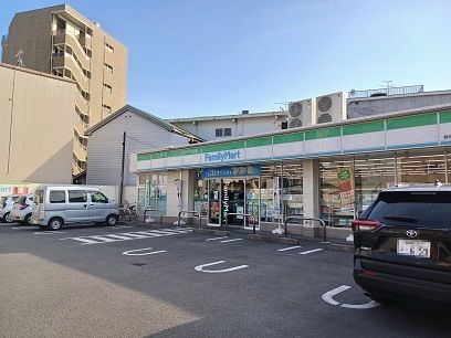 近くのコンビニまで200m（徒歩3分）