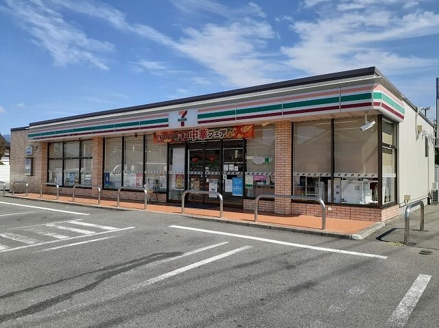 近くのセブンイレブン甲府大里店まで250m（徒歩4分）