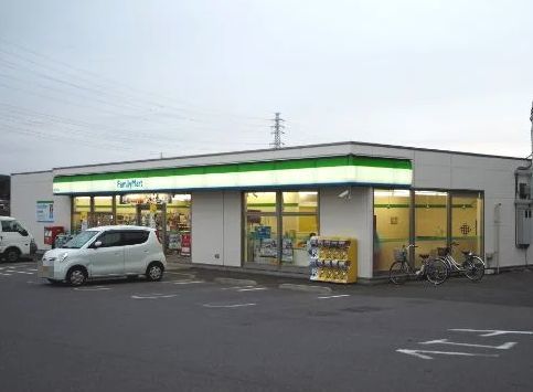 近くのファミリーマートまで550m（徒歩7分）