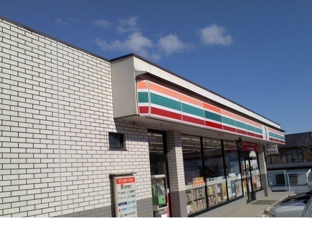 近くのセブンイレブン二本松竹根通り店まで950m（徒歩12分）