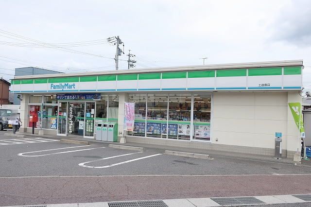 近くのファミリーマートまで850m（徒歩11分）