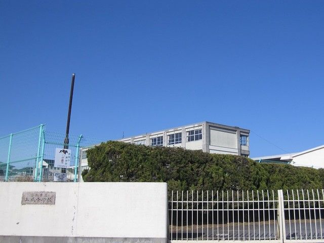 近くの上成小学校まで650m(徒歩9分)
