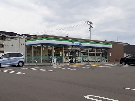 近くのファミリーマート大野原店まで600m（徒歩8分）