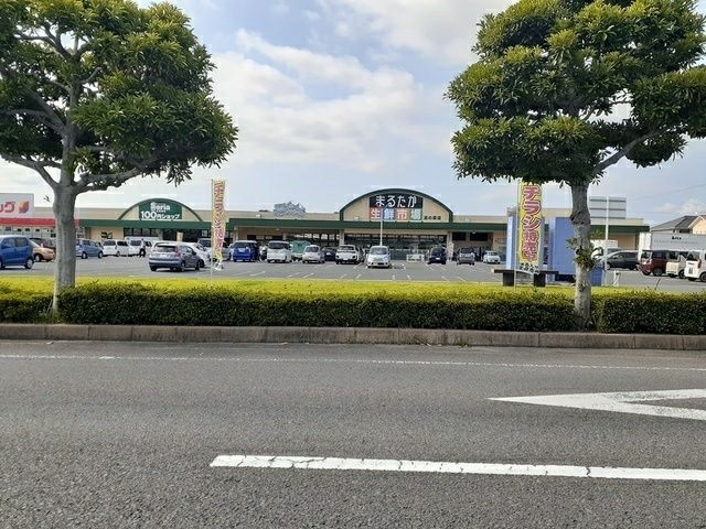 近くのまるたか生鮮市場富の原店まで1,585m（徒歩20分）