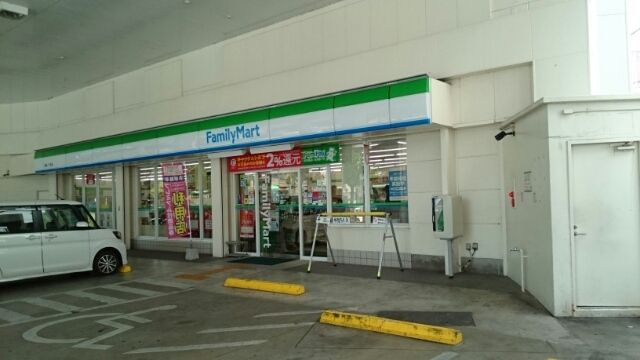 近くのファミリーマート壺屋一丁目店まで240m（徒歩3分）