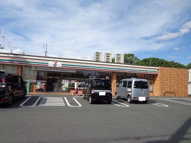 近くのコンビニまで200m（徒歩3分）