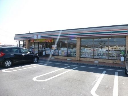 近くのコンビニまで550m（徒歩7分）