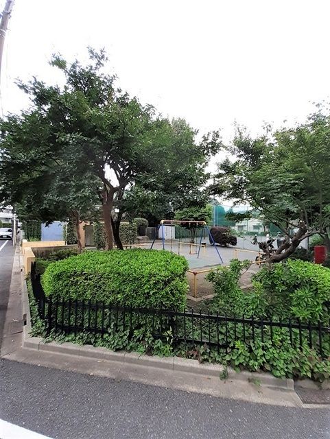 近くの三峰公園まで400m(徒歩5分)
