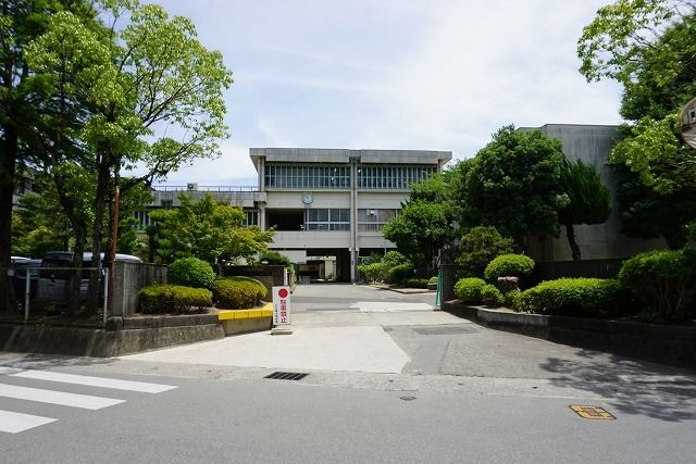 近くの八万南小学校まで1,100m(徒歩14分)