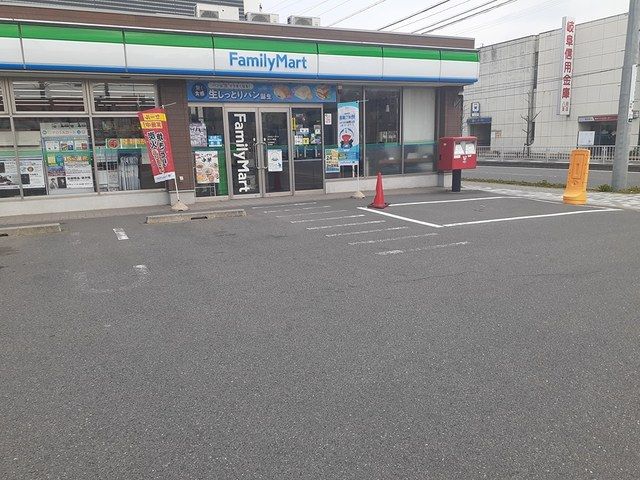 近くのファミリーマート中川八田店まで350m(徒歩5分)