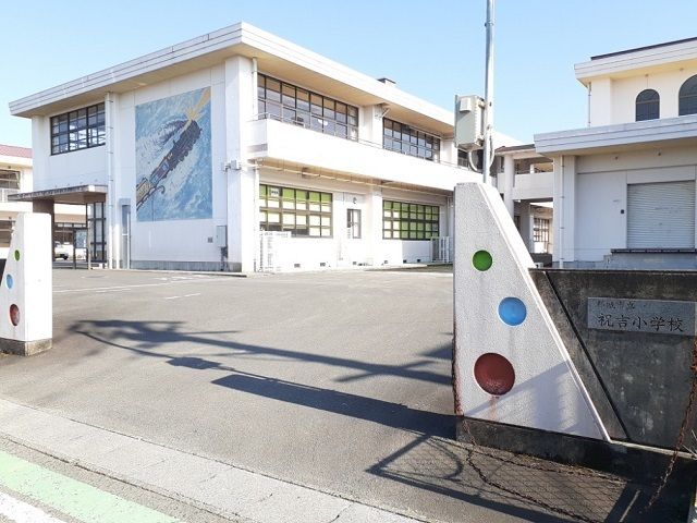 近くの都城市立祝吉小学校まで450m（徒歩6分）