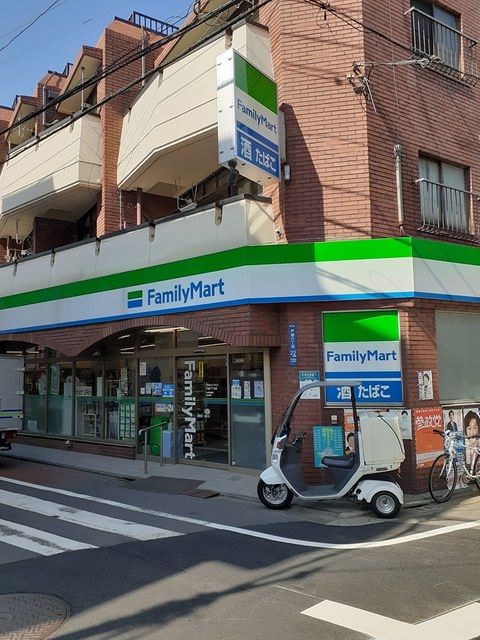 近くのファミリーマートまで70m(徒歩1分)
