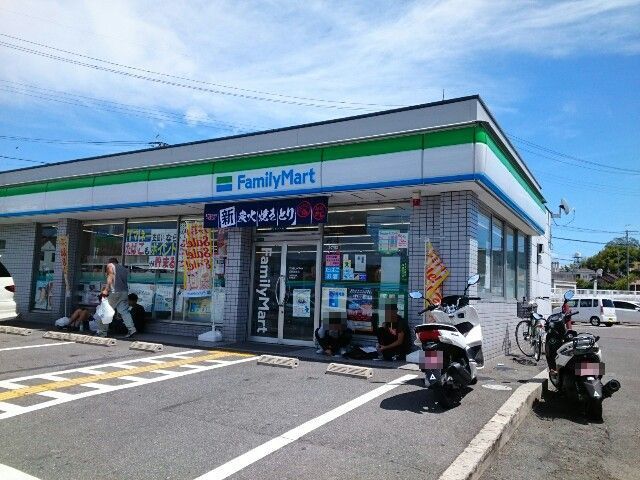近くのファミリーマート様まで220m（徒歩3分）