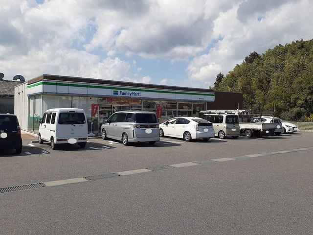 近くのファミリーマート湖南下田口店まで450m（徒歩6分）