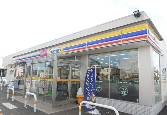 近くのミニストップ八戸高専前店まで950m（徒歩12分）
