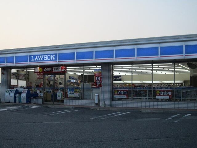 近くのコンビニまで600m（徒歩8分）