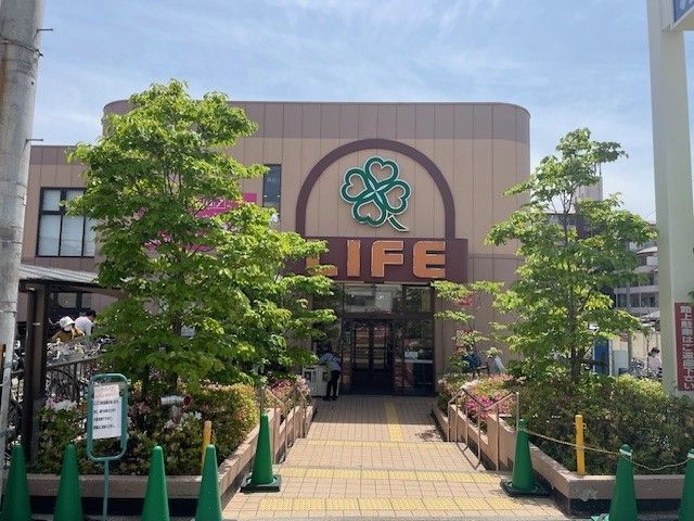 近くのライフ服部店まで220m（徒歩3分）