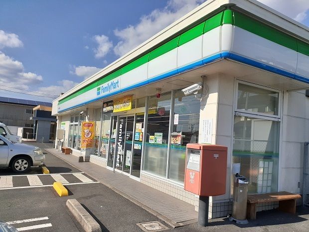 近くのファミリーマート粟野名店まで900m(徒歩12分)