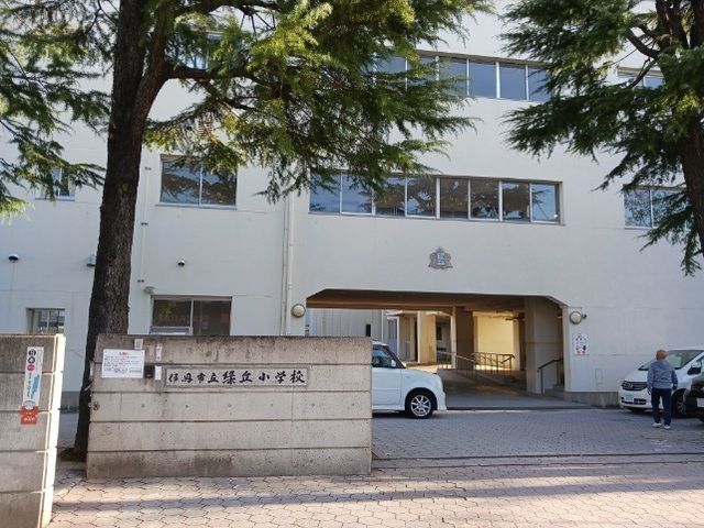 近くの伊丹市立緑丘小学校まで1,100m(徒歩14分)