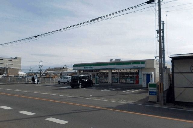 近くのコンビニまで300m（徒歩4分）